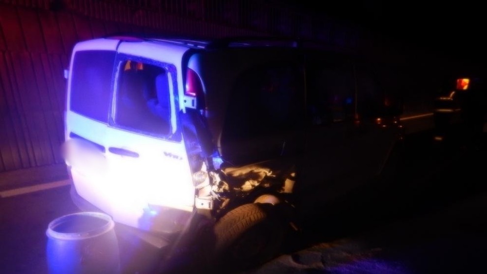 Zničené auto na R1 sa po kolízii so zverou.