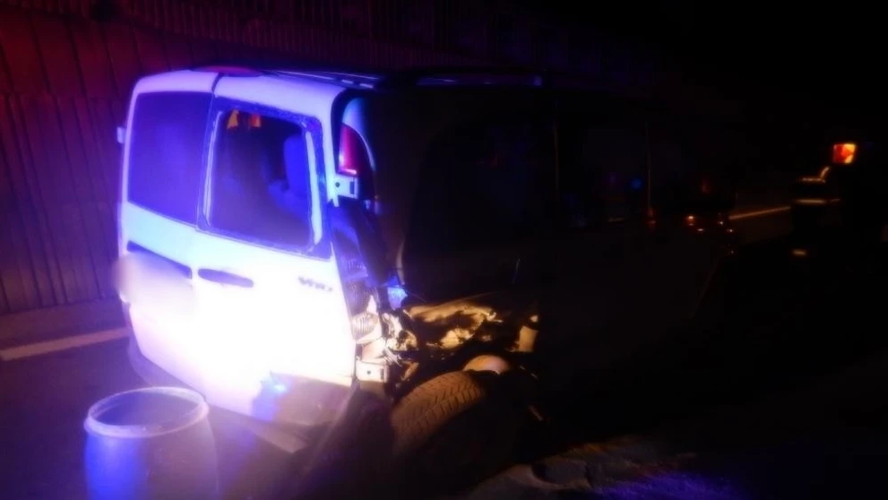 Zničené auto na R1 sa po kolízii so zverou.