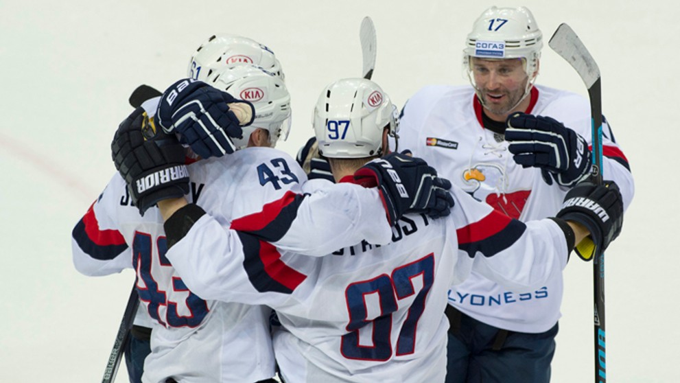 Zľava Tomáš Surový, strelec gólu Tomáš Starosta a Ľubomír Višňovský sa tešia po strelení gólu na 2:0 do bránky CSKA Moskva.