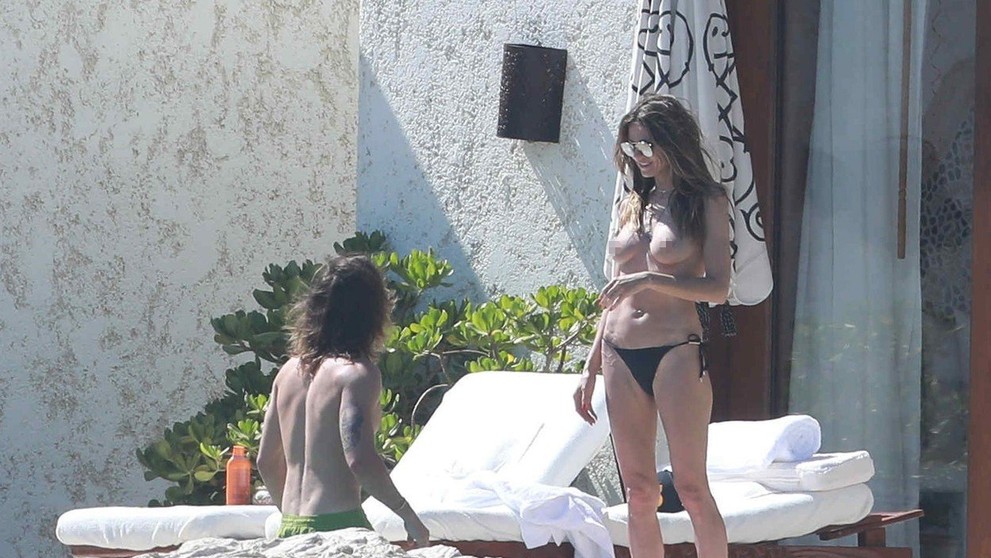 Nahá Heidi Klum s novým zajačikom. Toto si mali nechať do spálne