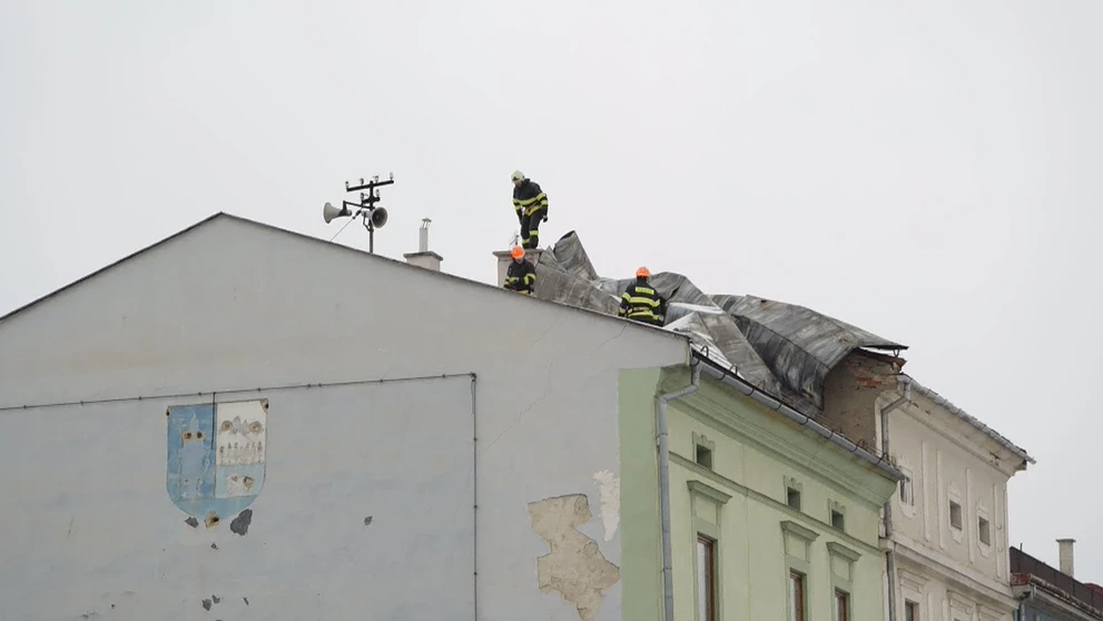 Odtrhnutá strecha v obci Spišská Belá