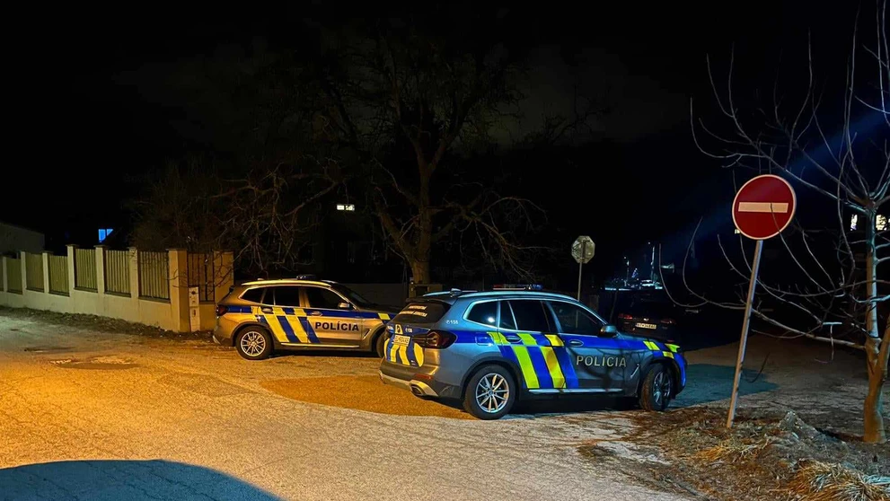 Polícia ohradila miesto činu páskami.
