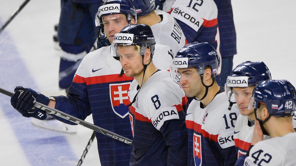 Slovenskí hráči po prehre 2:3 po samostatných nájazdoch s Nemeckom na MS 2017.