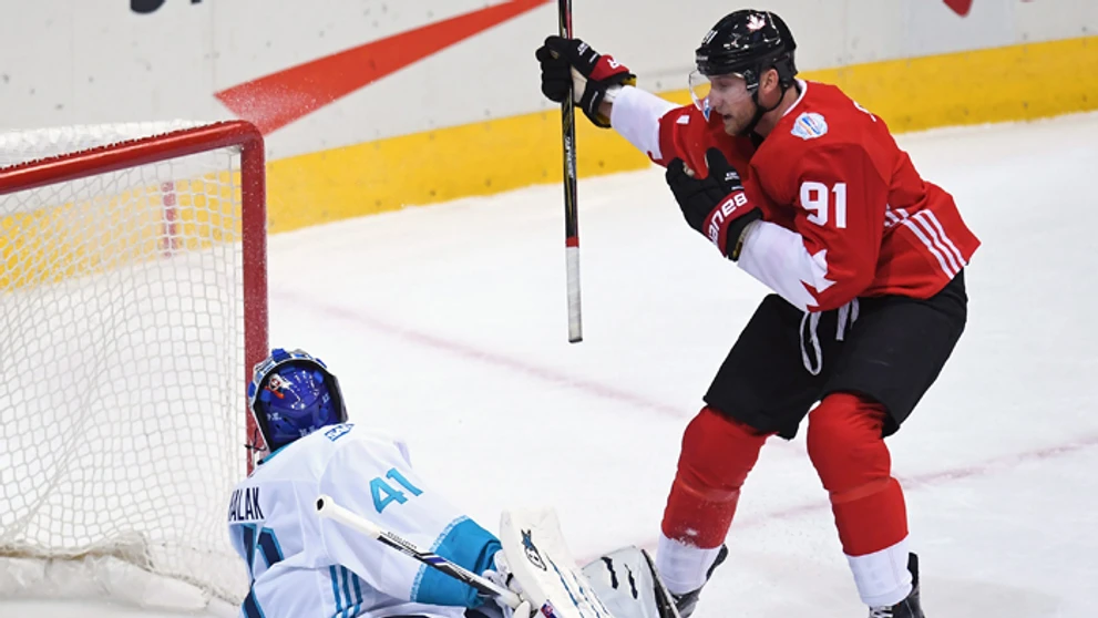 Steven Stamkos (Kanada) dáva gól Jaroslavovi Halákovi (Tím Európa).