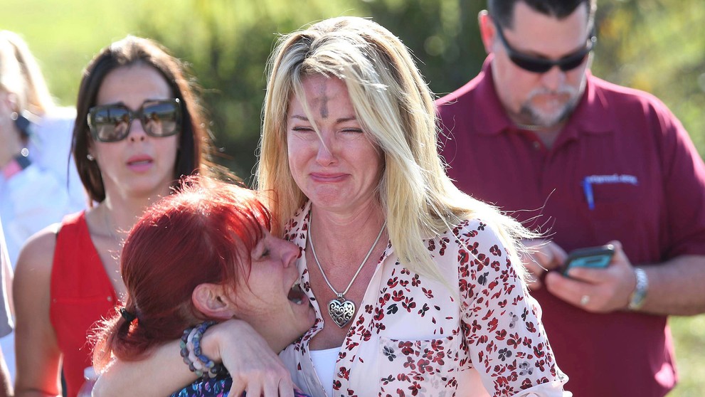 Plač študentiek strednej školy Marjory Stonemanovej Douglasovej vo floridskom Parklande po útoku.