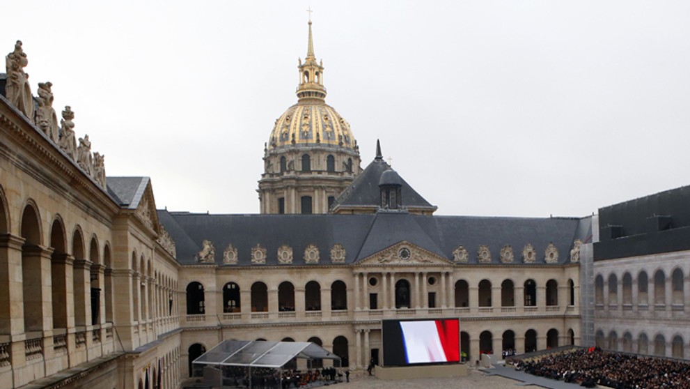 Pohľad na spomienkové zhromaždenie v Paríži, ktoré bolo na pamiatku obetí útokov 13. novembra.