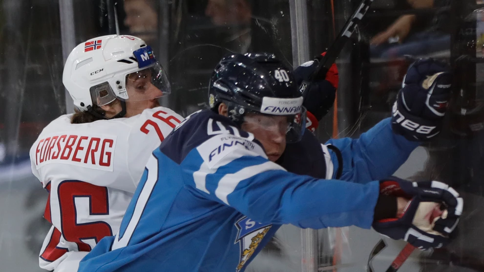 Nór Kristian Forsberg (vľavo) naráža na ľad Fína Tomiho Sallinena v zápase MS 2017.