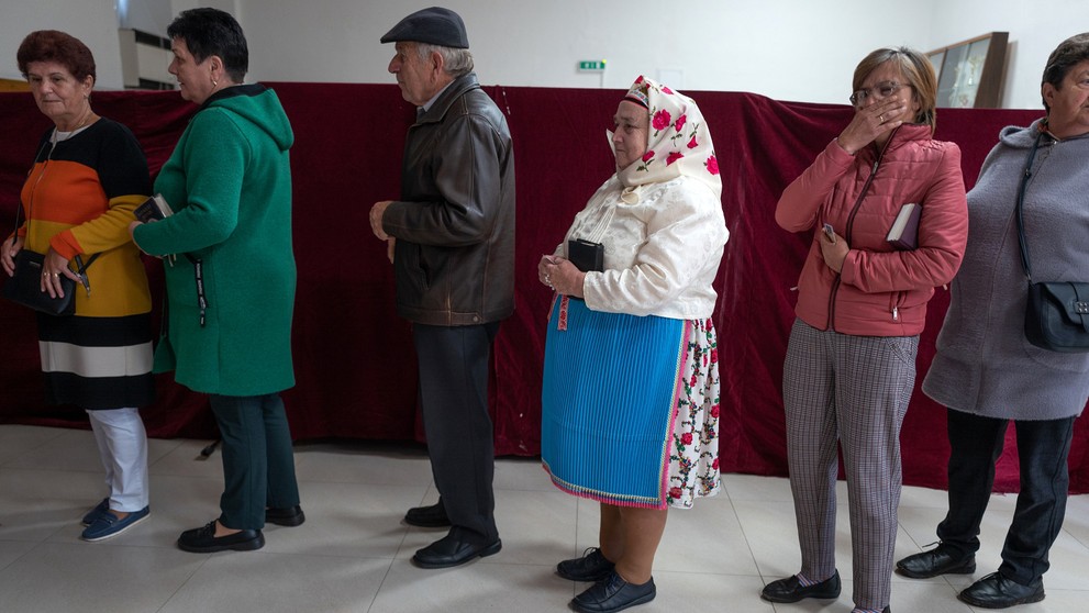 Starší obyvatelia Lendaku, ktorí prišli voliť hneď ráno po omši, čakajú v rade v predčasných parlamentných voľbách v obci Lendak.