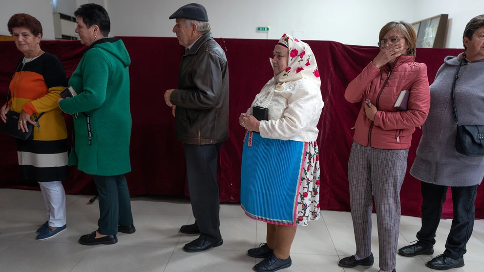 Starší obyvatelia Lendaku, ktorí prišli voliť hneď ráno po omši, čakajú v rade v predčasných parlamentných voľbách v obci Lendak.
