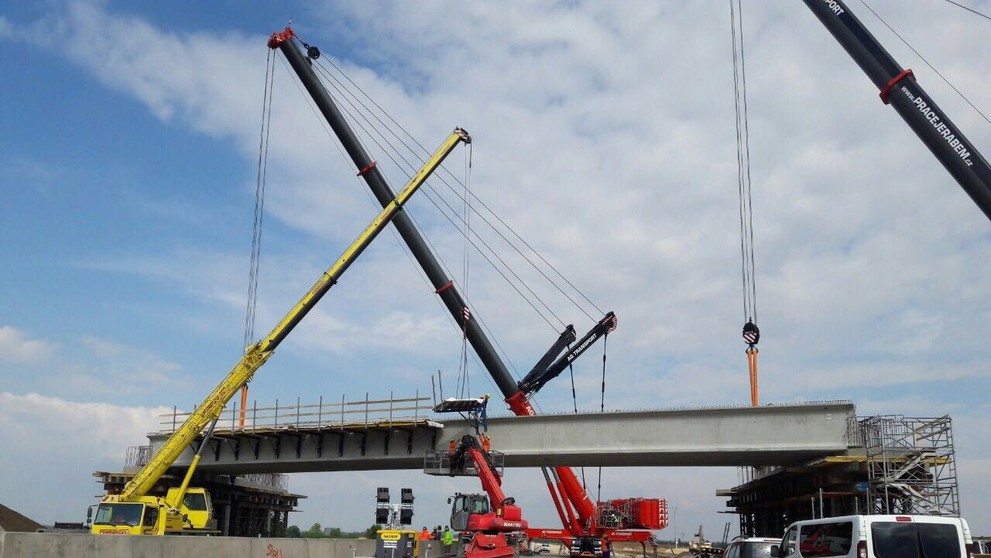 Výstavba nadjazdu nad D1 pri obci Blatné.