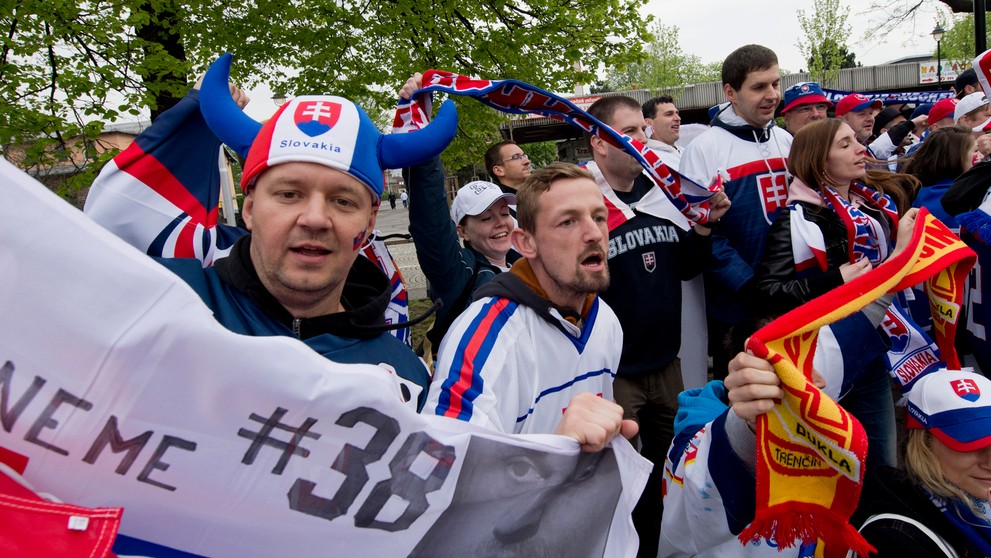 Pochod slovenských fanúšikov v Ostrave pred zápasom s Dánskom.
