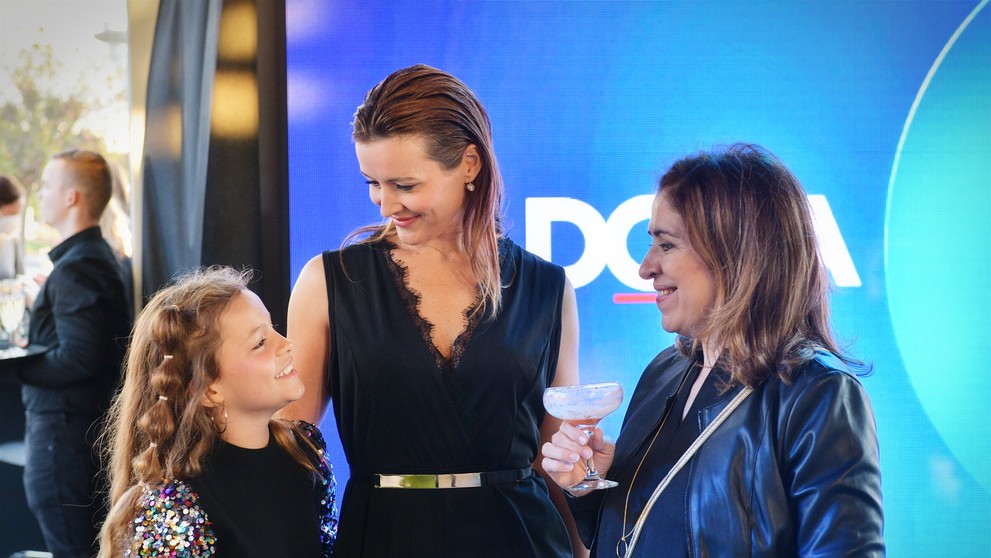 Izabelka s maminou Andreou (v strede)