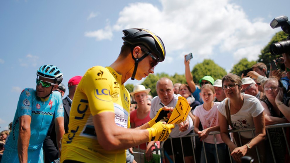 Nemecký cyklista Tony Martin zo stajne Etixx - QuickStep rozdáva autogramy pred 6. etapou TdF.