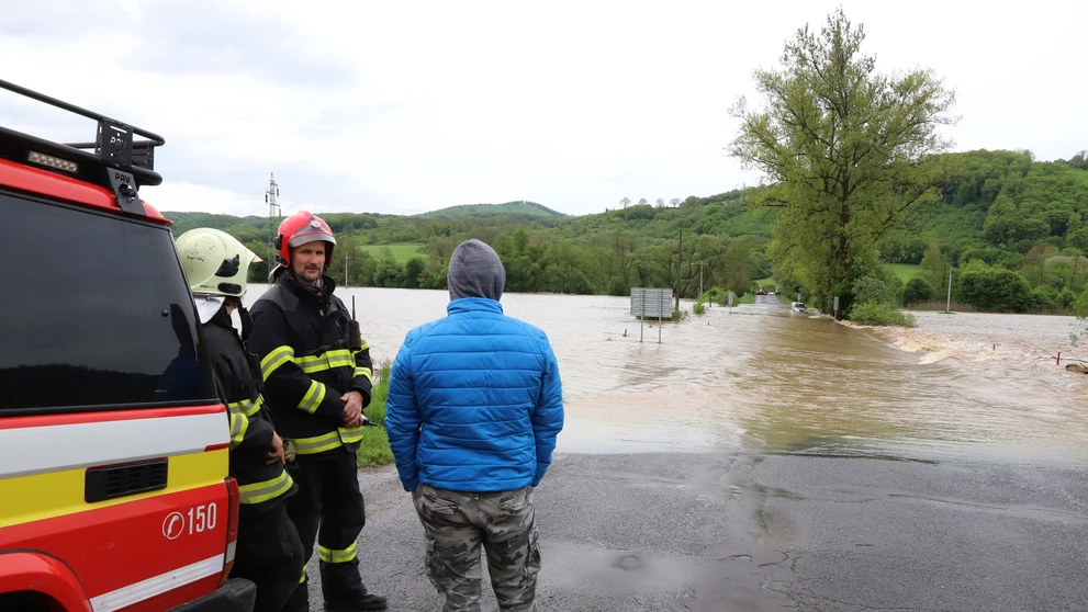 Zatopená cesta medzi Zvolenom a Ostrou Lúkou.