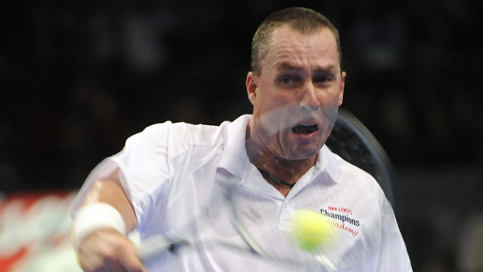 Bývalý profesionál Ivan Lendl odráža loptičku Johnovi McEnroeovi na exhibícii o Pohár Billie Jean Kingovej roku 2011.