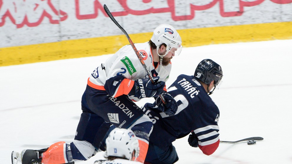 Zach Osburn a Samuel Takáč.