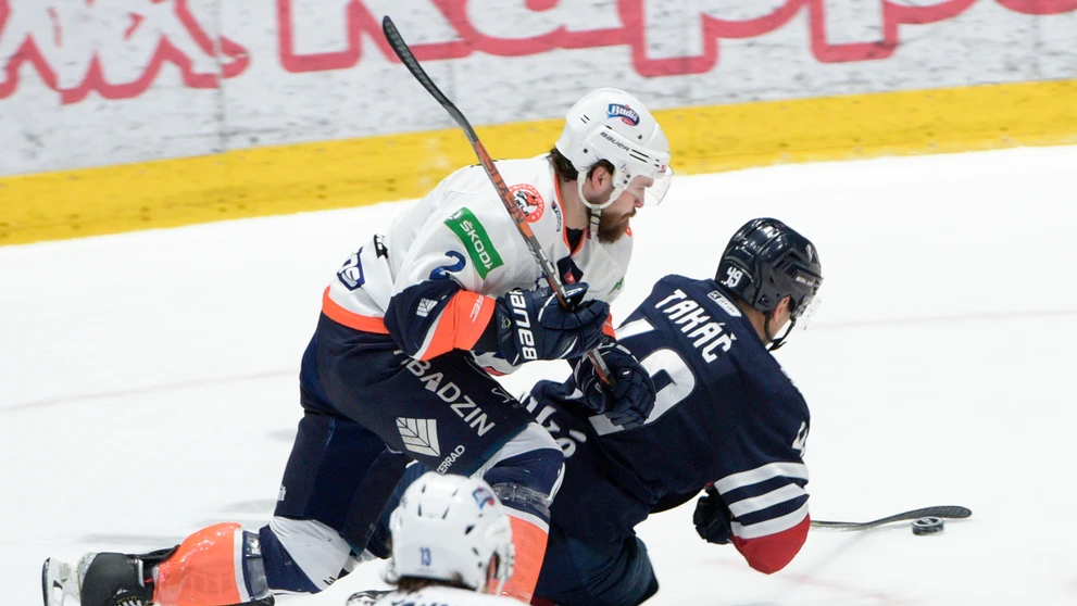 Zach Osburn a Samuel Takáč.
