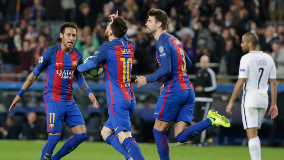 Lionel Messi s pohľadom do nebies oslavuje gól v odvete osemfinále LM proti PSG.