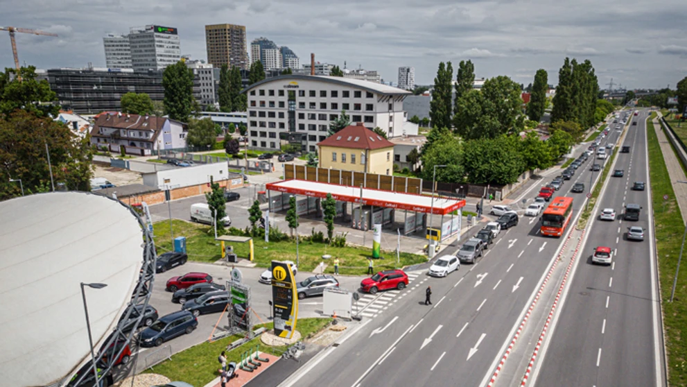 ŠKODA premenila čerpačku na nabíjaciu stanicu.