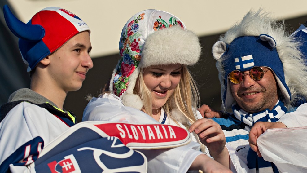 Slovenskí a fínski fanúšikovia pred vzájomným zápasom B-skupiny na MS 2016 v Rusku.