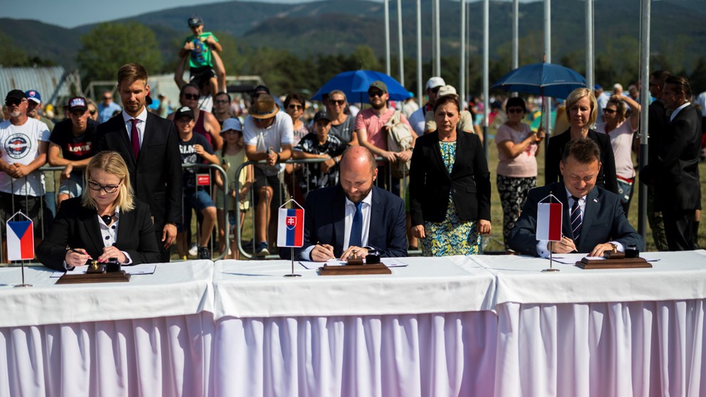 Zľava ministerka obrany Českej republiky Jana Černochová, minister obrany SR Jaroslav Naď a minister národnej obrany Poľskej republiky Mariusz Blaszczak.