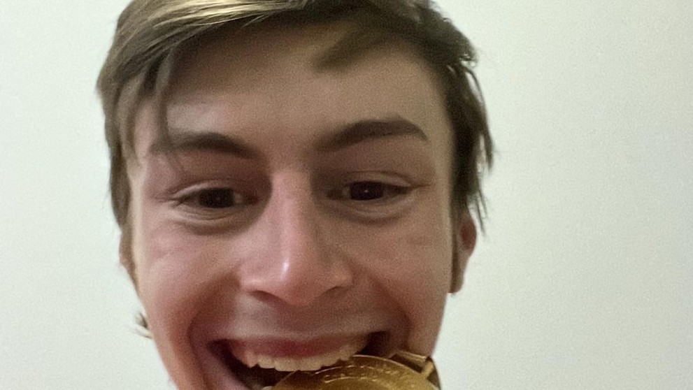 Nadšený Jakub so zlatou medailou.