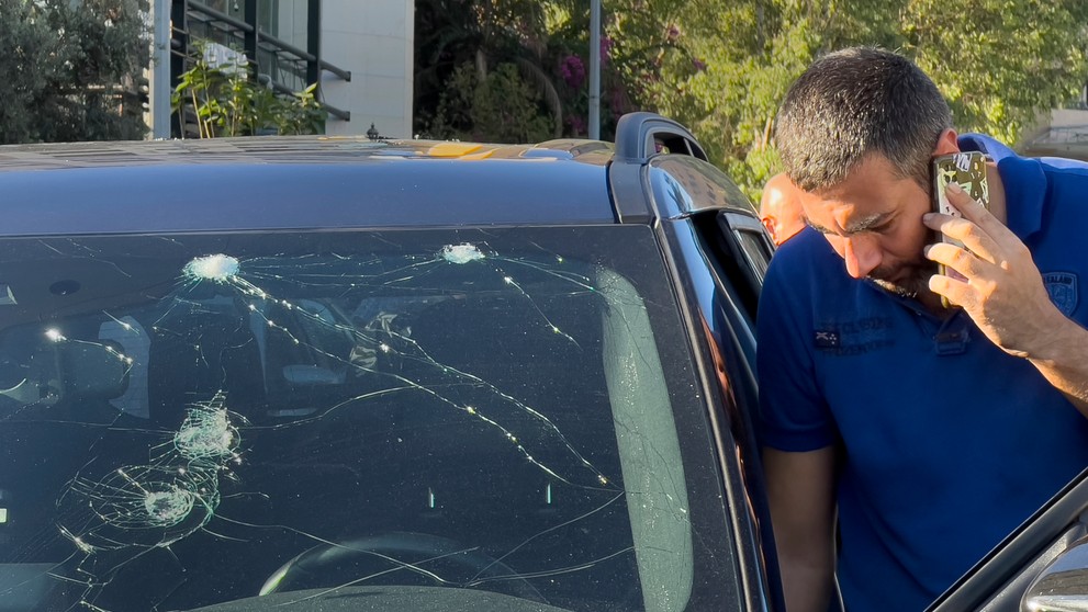 Na snímke policajt prehľadáva auto, v ktorom vybuchol ručný pager v Bejrúte.