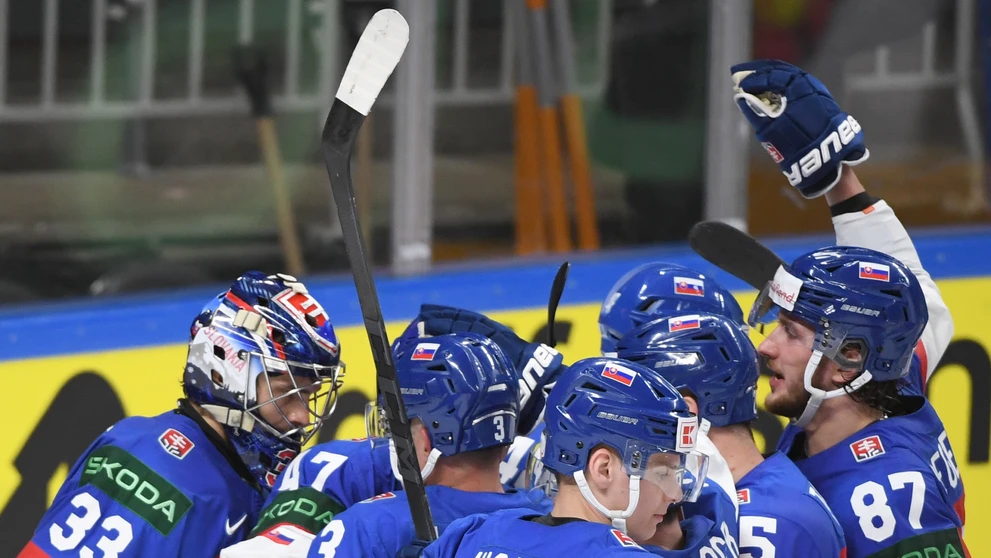 Slovenskí hokejisti sa tešia z víťazstva 4:1 po zápase s Nórskom na MS 2023.