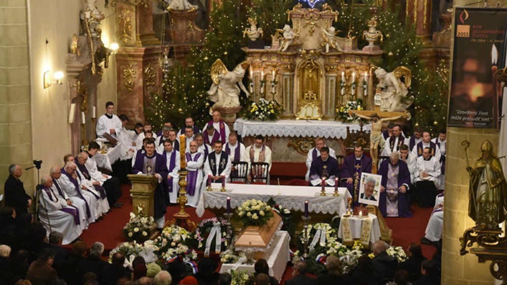 Posledná rozlúčka s kňazom Antonom Srholcom vo farskom Kostole sv. Michala v Skalici.
