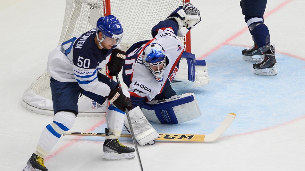 Fínsky hokejista Juhamatti Aaltonen (vľavo) a slovenský brankár Ján Laco