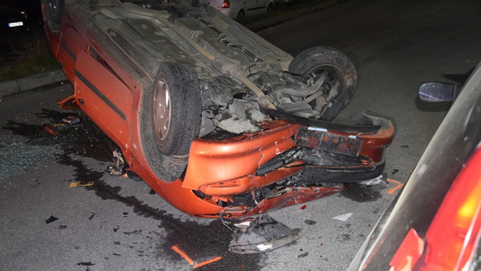Prevrátený Peugeot 206 po nehode v Novej Bani.