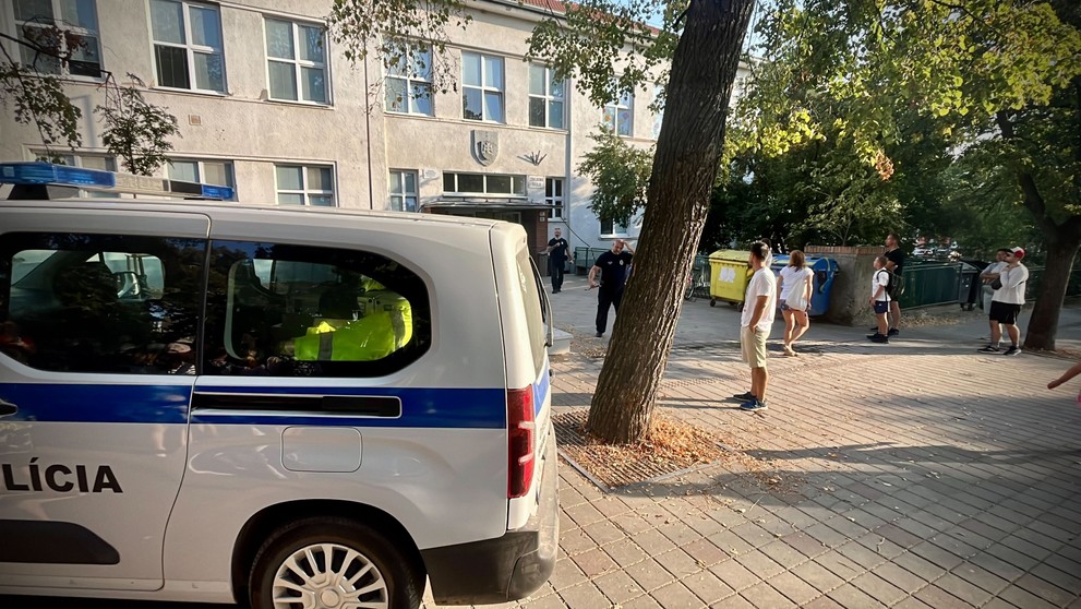 Deti po bombovom poplachu odchádzajú domov zo školy.