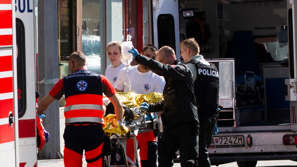 Policajti a záchranári zasahujú po streľbe na Obchodnej ulici.