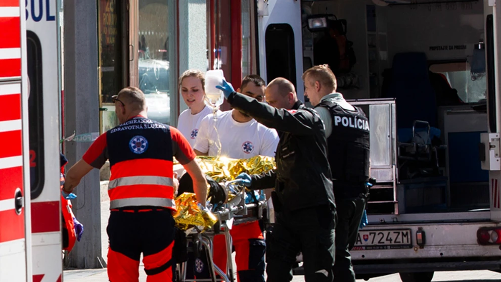 Policajti a záchranári zasahujú po streľbe na Obchodnej ulici.