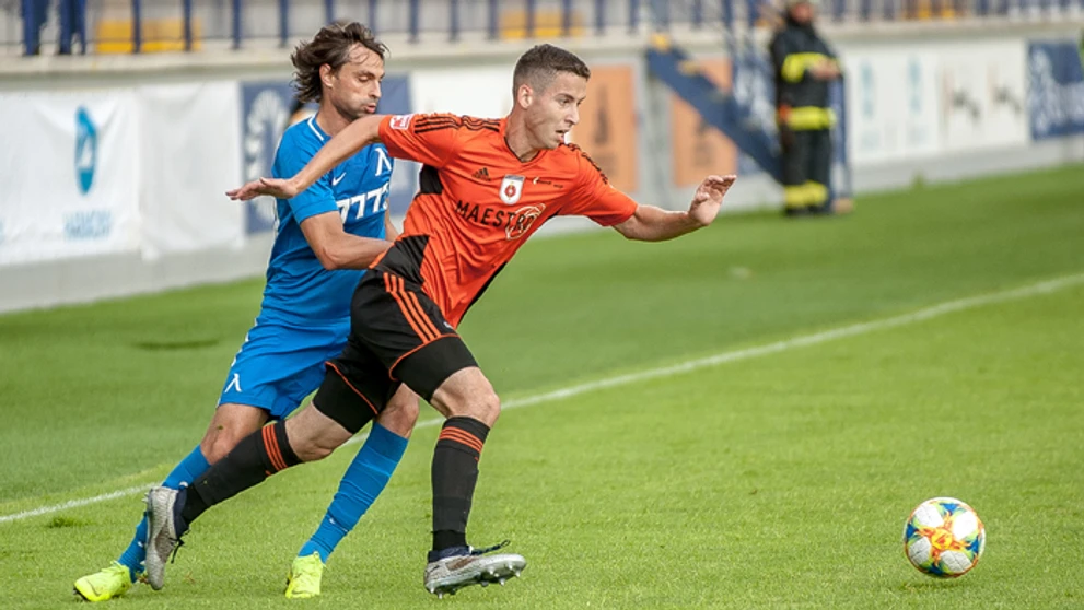 Vľavo hráč Trnavy Rafael Tavares a hráč Radniku Ivan Šubert.