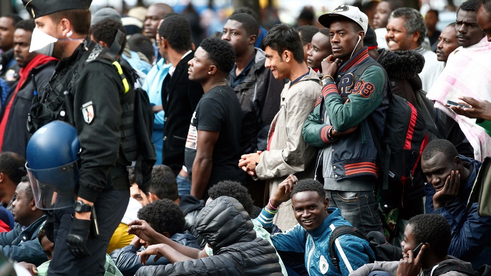 Francúzska polícia vysťahovala niekoľko stoviek migrantov, ktorí si bez povolenia postavili stanový tábor.