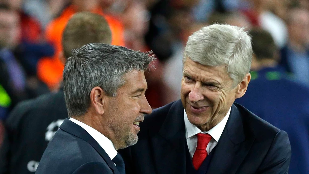 Kouč FC Bazilej Urs Fischer (vľavo) sa zvítava s trénerom Arsenalu Londýn Arsénom Wengerom počas duelu LM.