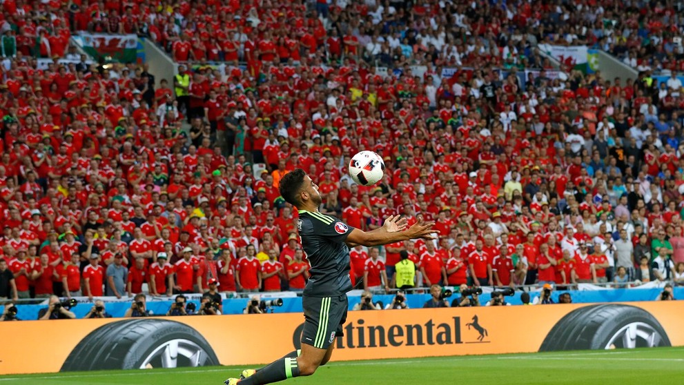V krásnej momentke Walesan Neil Taylor v semifinále ME proti Portugalsku.