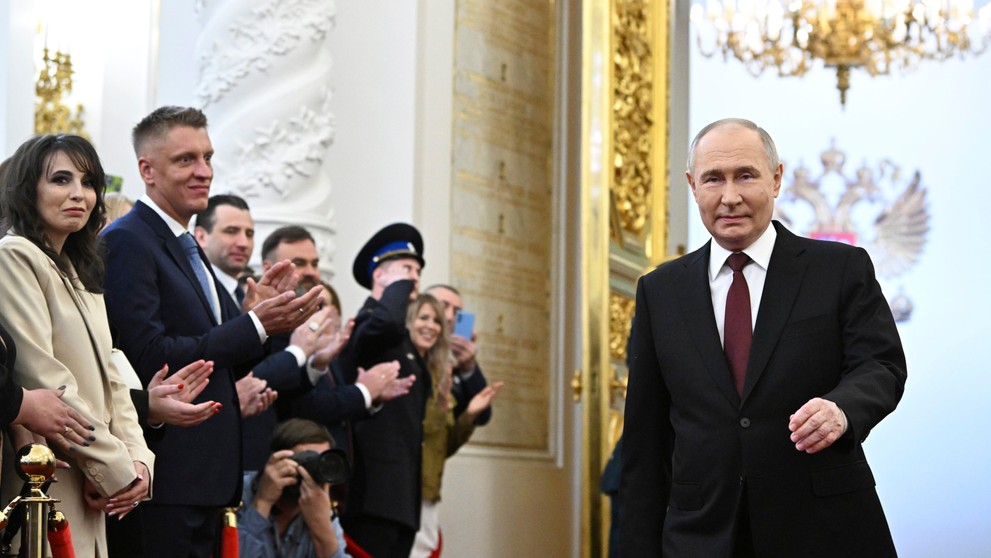Vladimir Putin prichádza do sály Kremeľského paláca, v ktorej má zložiť prezidentský sľub.