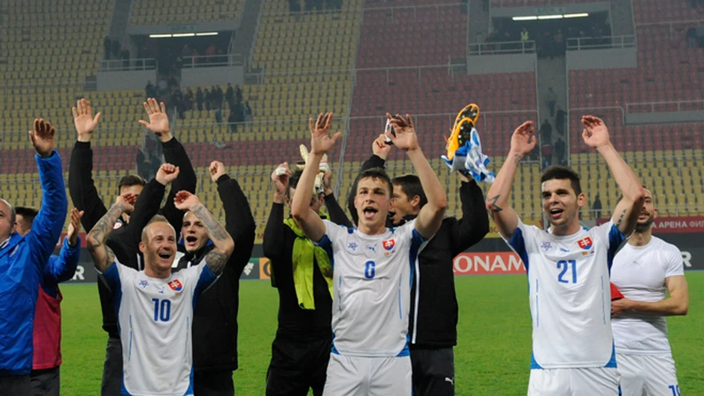 Radosť hráčov v Skopje, kde naši vyhrali. V popredí vľavo Miroslav Stoch, Filip Kiss a Michal Ďuriš.