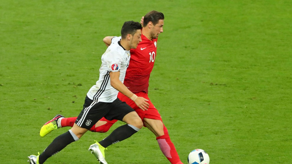 V popredí Mesut Özil (Nemecko) a poľský reprezentant Grzegorz Krychowiak.