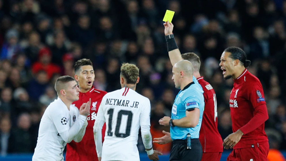  Marco Verratti (vľavo) z PSG dostáva žltú kartu v zápase LM proti FC Liverpool.