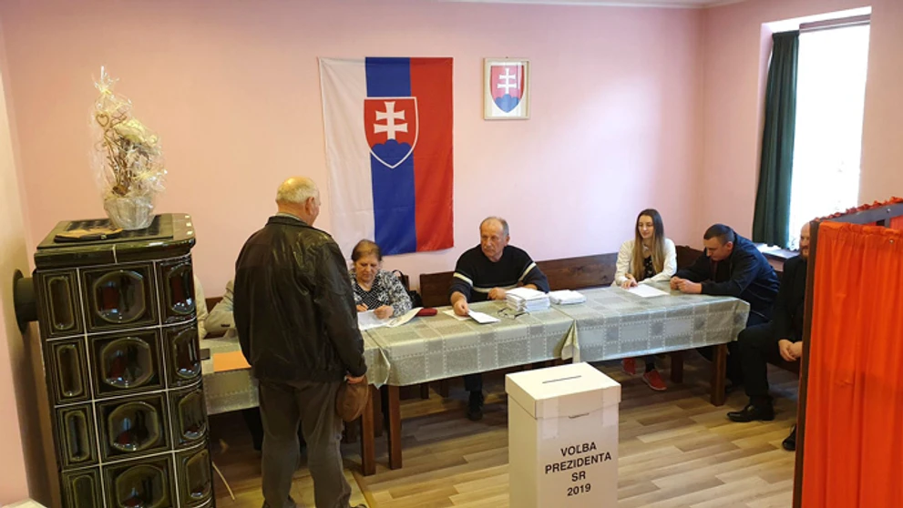 Voliči v osobitnom priestore určenom na úpravu hlasovacieho lístku v bratislavskom Lamači.