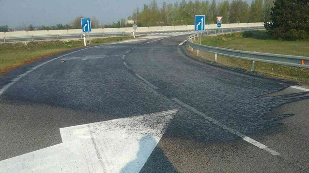 Na diaľničný privádzač na D1 z Hlohovca smerom na Trenčín sa vyliala kyselina dusičná.