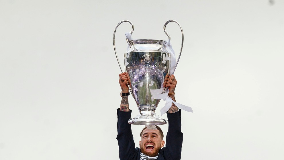 Kapitán Realu Madrid Sergio Ramos s trofejou pre víťaza Ligy majstrov na madridskom námestí Cibeles.