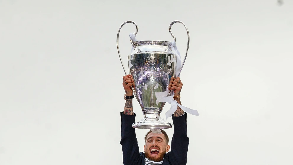 Kapitán Realu Madrid Sergio Ramos s trofejou pre víťaza Ligy majstrov na madridskom námestí Cibeles.