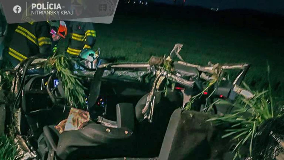Auto sa prevrátilo na strechu