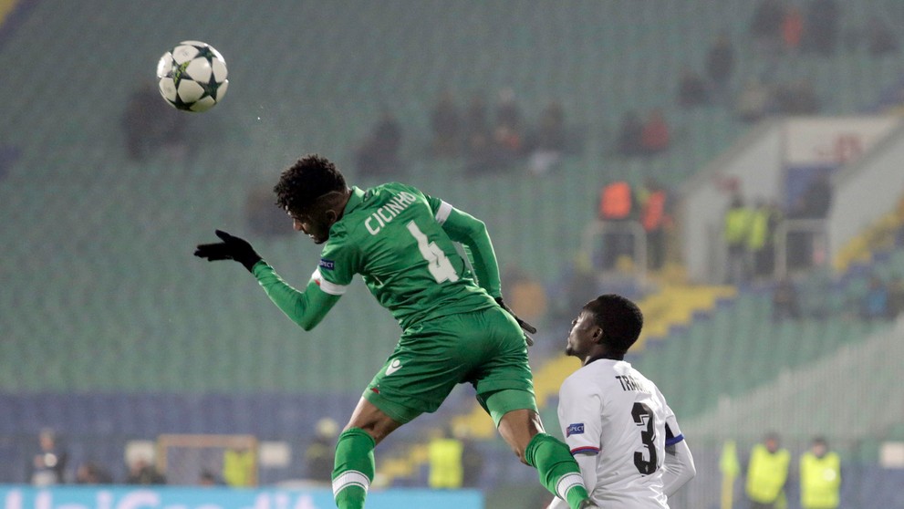 Cicinho z Ludogorcu Razgrad vo výskoku pred Adamom Traoré z Bazileja v dueli LM.