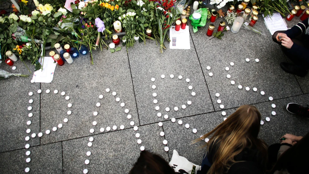 Mladá žena vytvorila nápis Paris z čajových sviečok 