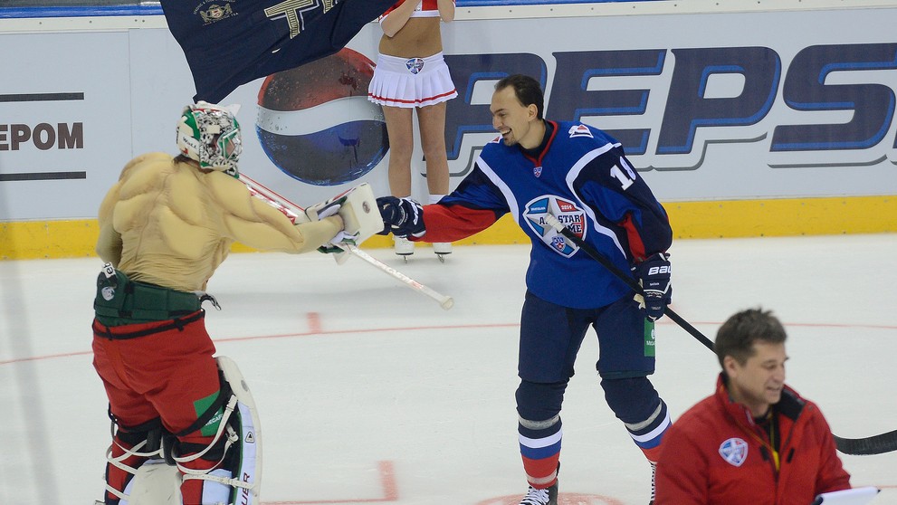 Oblek "svalnáča" síce Barulinovi nepomohol zastaviť Šatan, no získal bod za originalitu pre Východ.